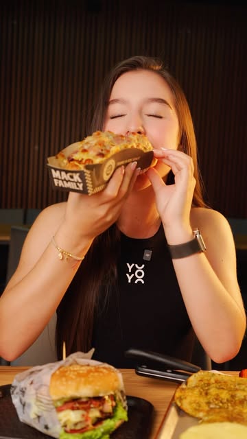 Combos de hamburguesa Mack Family servidos en mesa